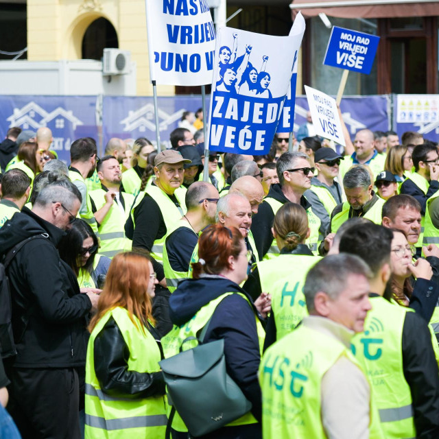 U organizaciji Hrvatskog sindikata telekomunikacija odrzan prosvjed radnika Hrvatskog Telekoma pod sloganom ”Naš rad vrijedi više”