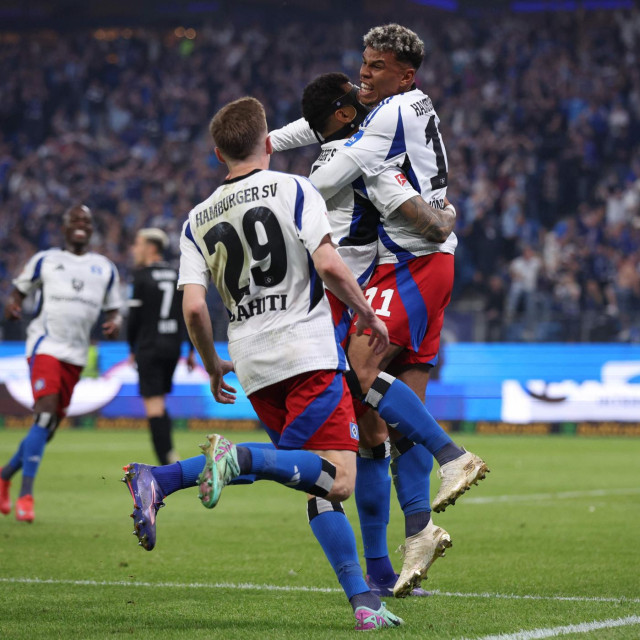 Emir Sahiti (29) slavi sa svojim suigračima iz HSV-a