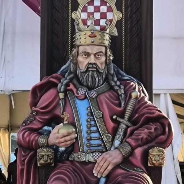 Spomenik kralju Tomislavu u Biogradu