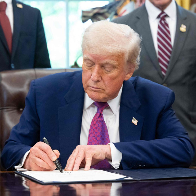 Trump popisuje uredbe koje imaju veću težinu nego mnogi zakoni koji su prošli kroz Kongres
