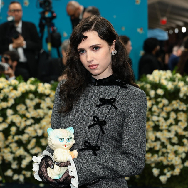 Clairo na Met Gali 2025.