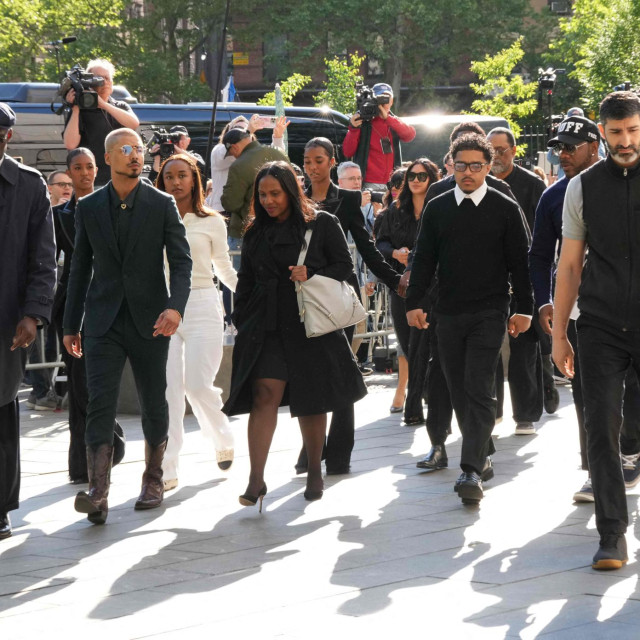 Posinak Seana Combsa Quincy Brown (lijevo), Combsov sin Justin Combs (treći zdesna) ulaze u sudnicu
