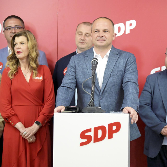 Siniša Hajdaš Dončić
 