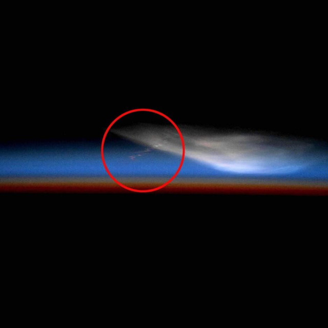 Fotografija na kojoj se vidi kako je Starship 8 razderao gornji sloj atmosfere
