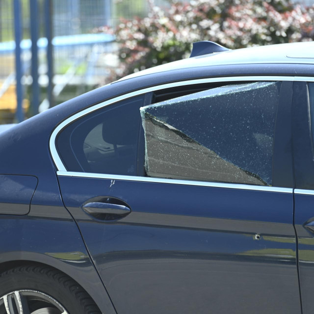 Propucan auto ispred noćnog kluba u Sesvetama