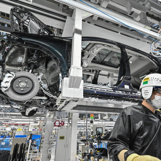 Radnik na proizvodnoj liniji „Nissan Intelligent Factory“ u tvornici Nissan Motor u Tochigiju – najvećoj tvornici te kompanije u Japanu. Pogon se nalazi u gradu Kaminokawa, u prefekturi Tochigi, otprilike 105 kilometara sjeverno od Tokija.