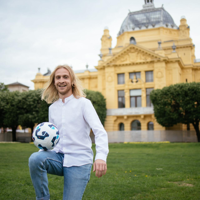 Matej u slobodno vrijeme trči, vozi bicikl, ide na pub kvizove i na nogomet
