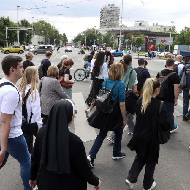 Savska
Zbog pada napona struje ne voze tramvaji Savskom cestom
 