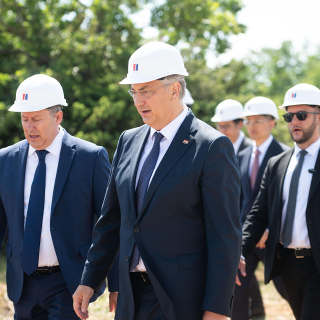 Premijer Andrej Plenković je danas sudjelovao u obilasku radova na izgradnji Solarne elektrane Korlat koja će kad bude završena biti najveća solarna elektrana u Hrvatskoj. Na fotografiji: premijer Plenković i predsjednik uprave HEP-a Vice Oršulić