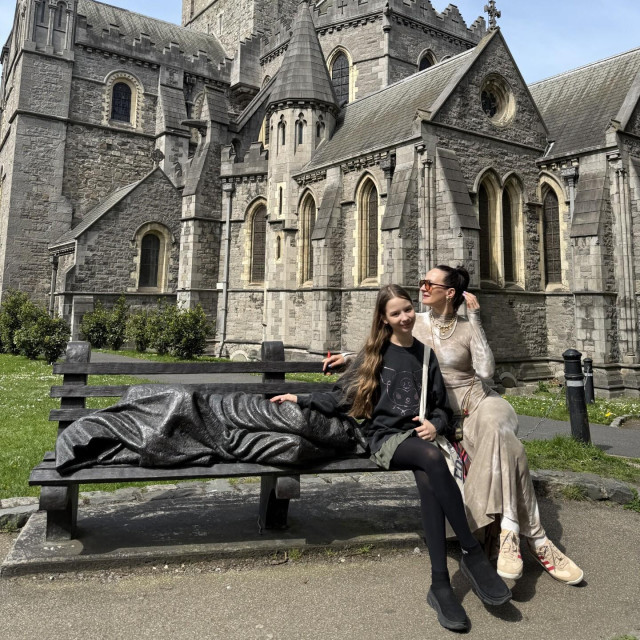 Doris s kćeri Marlom ispred Katedrale Kristove crkve u Dublinu, glavnom gradu Republike Irske