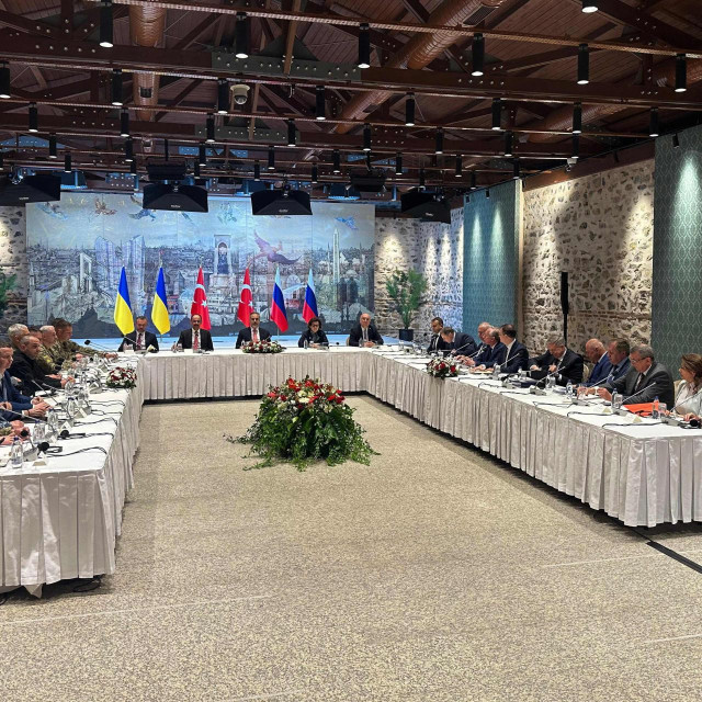 Ukrajinsko i rusko izaslanstvo na sastanku u Istanbulu. Rusi su odjeveni u tamna odijela, a većina ukrajinskih pregovarača u vojne, maskirne, uniforme