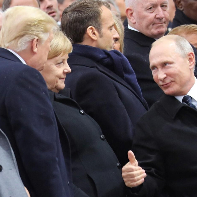 Ekspanzija njemačkih tvrtki, poput EOS Grupe, u Rusiji je započela na valu dobrih političkih odnosa Vladimira Putina (desno) i tadašnje kancelarke Angele Merkel (u sredini).