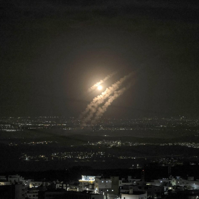 Trenutak kada je Iran zasuo raketama Izrael