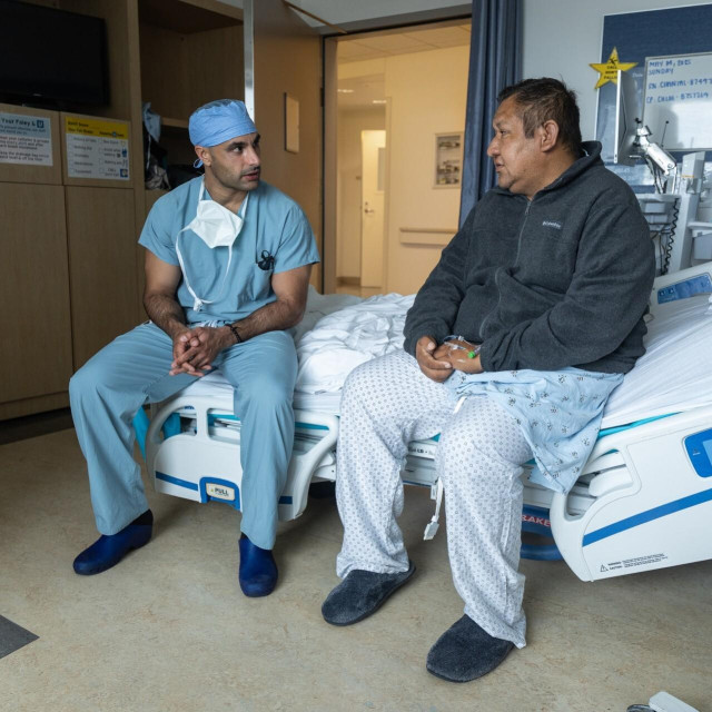Dr. Nima Nassiri, koji je osmislio zahvat, s pacijentom Oscarom Larrainzarom