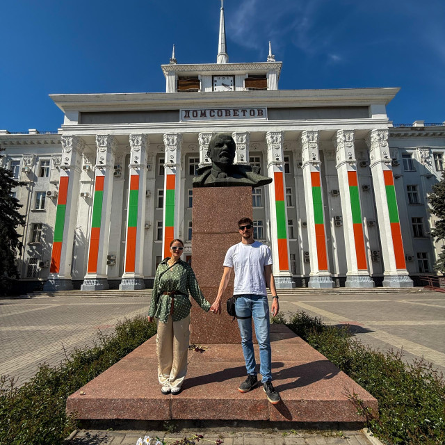 Ispred Kuće sovjeta u Tiraspolu, u Transnistria (Moldaviji)