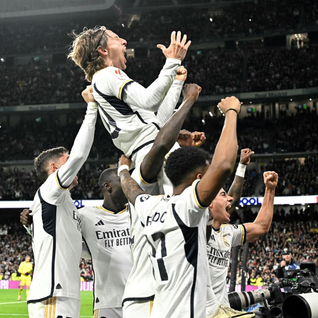 Luka Modrić sa suigračima u Real Madridu